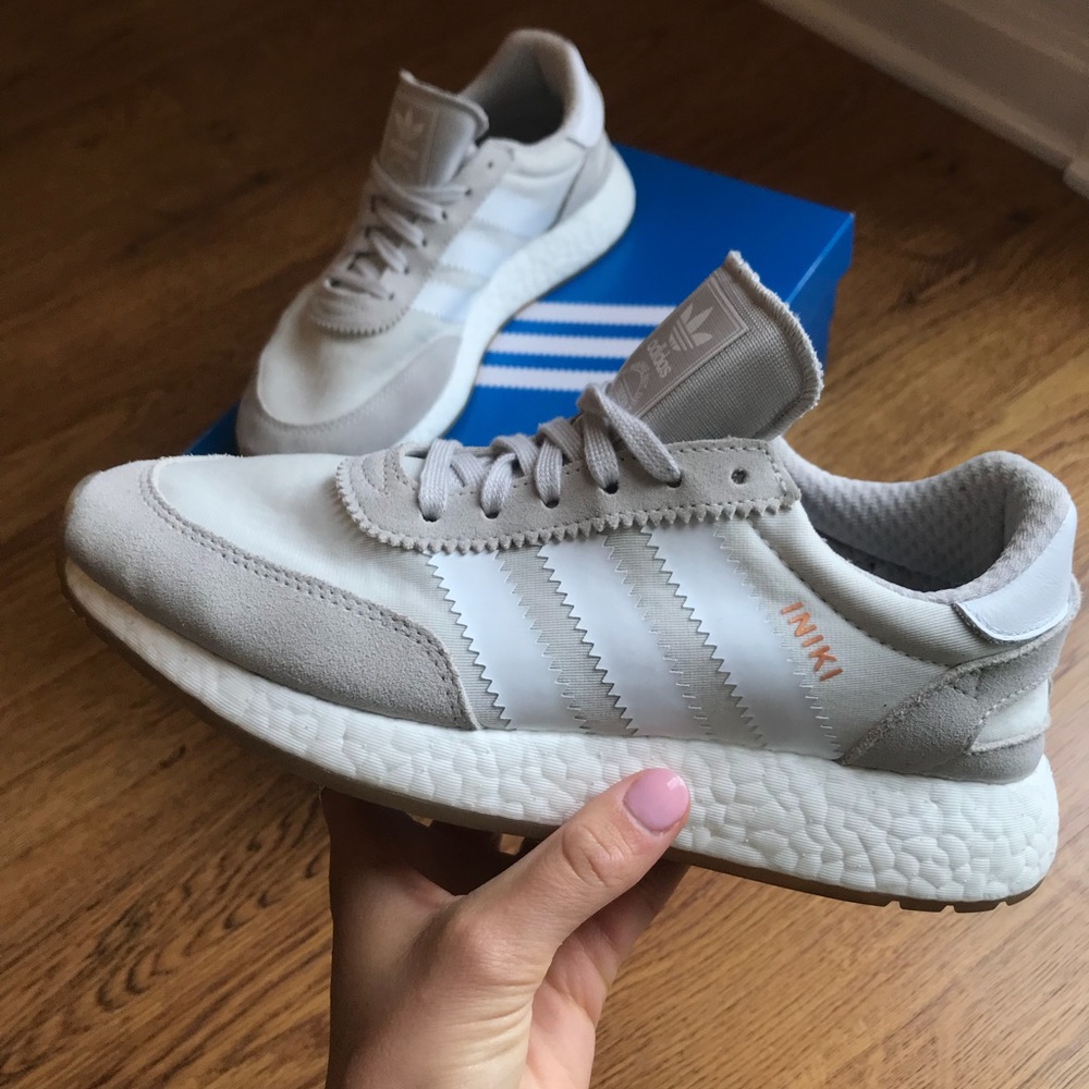 Iniki Sneakers in Gray